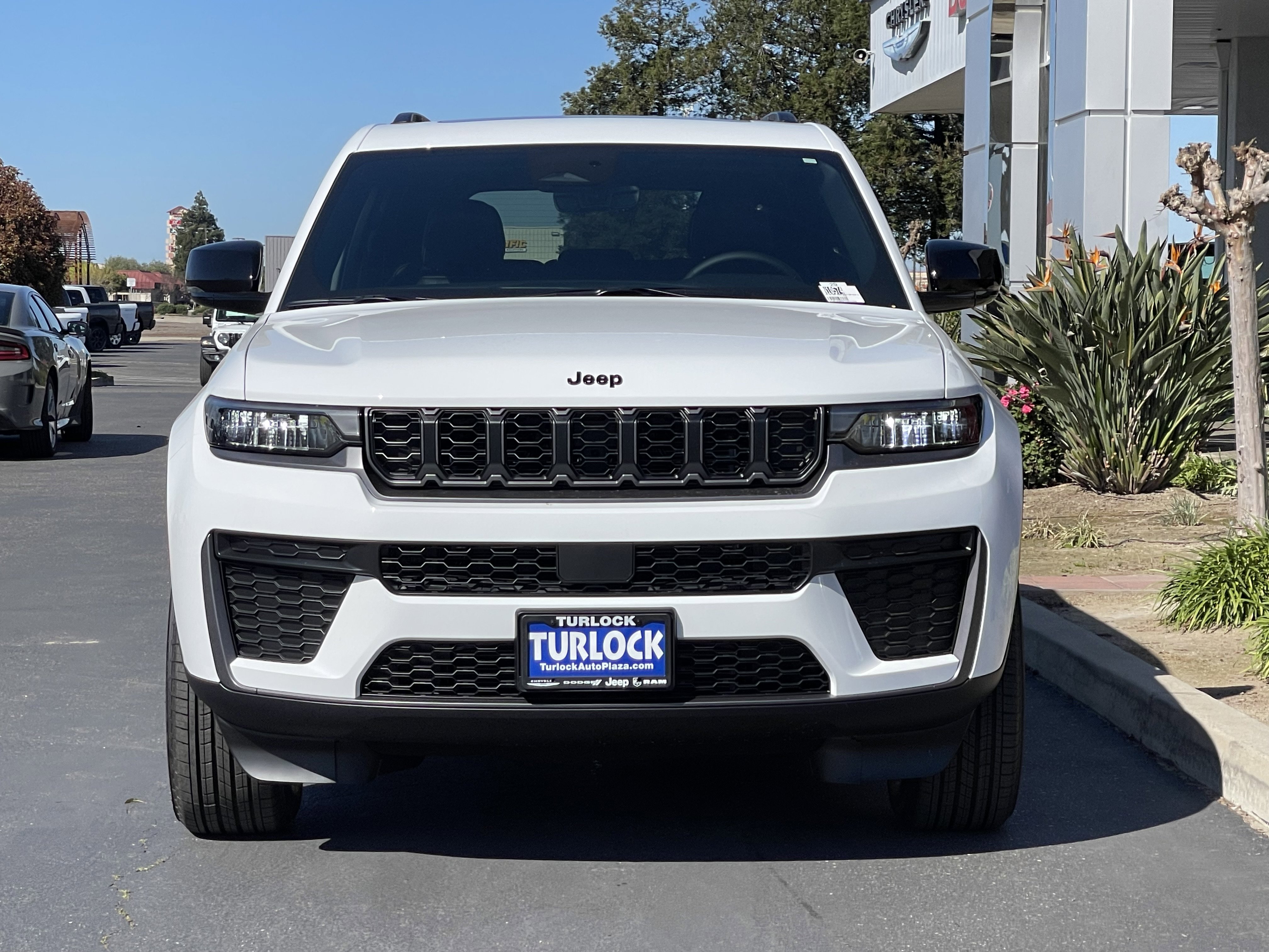 New 2026 Bright White Clear-Coat Exterior Paint Jeep Laredo Altitude image 4