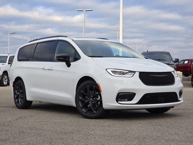 New 2026 Bright White Clear-Coat Exterior Paint Chrysler Limited image 2