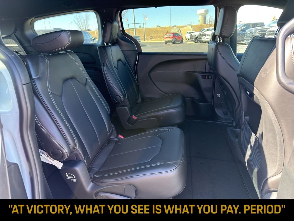 New 2026 Bright White Clear-Coat Exterior Paint Chrysler Select image 29