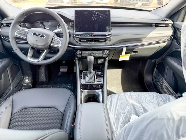 New 2026 Diamond Black Crystal Pearlcoat Jeep Latitude image 23
