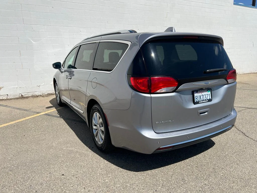 Used 2018 Billet Silver Metallic Clearcoat Chrysler Touring L image 3