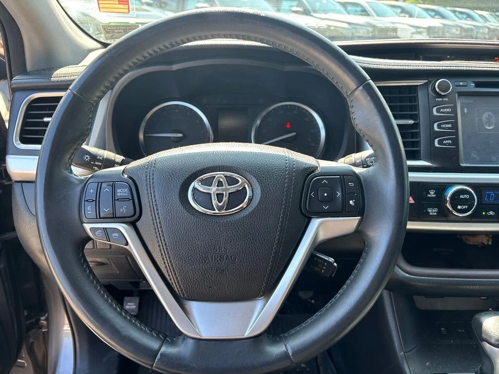 Used 2016 Gray Toyota XLE V6 image 9