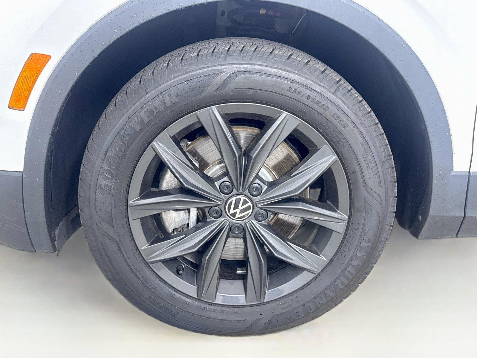 Used 2024 Pyrite Silver Metallic Volkswagen SE image 28