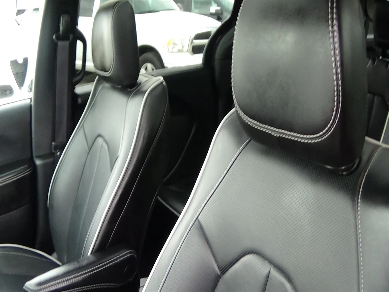 Used 2026 Diamond Black Crystal Pearl Coat (pxj) Chrysler Limited image 19