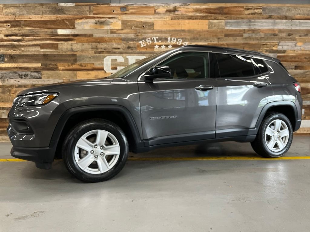 Used 2022 Crystal Metallic Jeep Latitude image 14