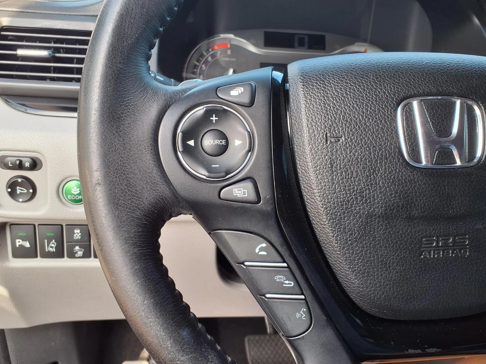 Used 2016 Crystal Black Pearl Honda Touring image 27