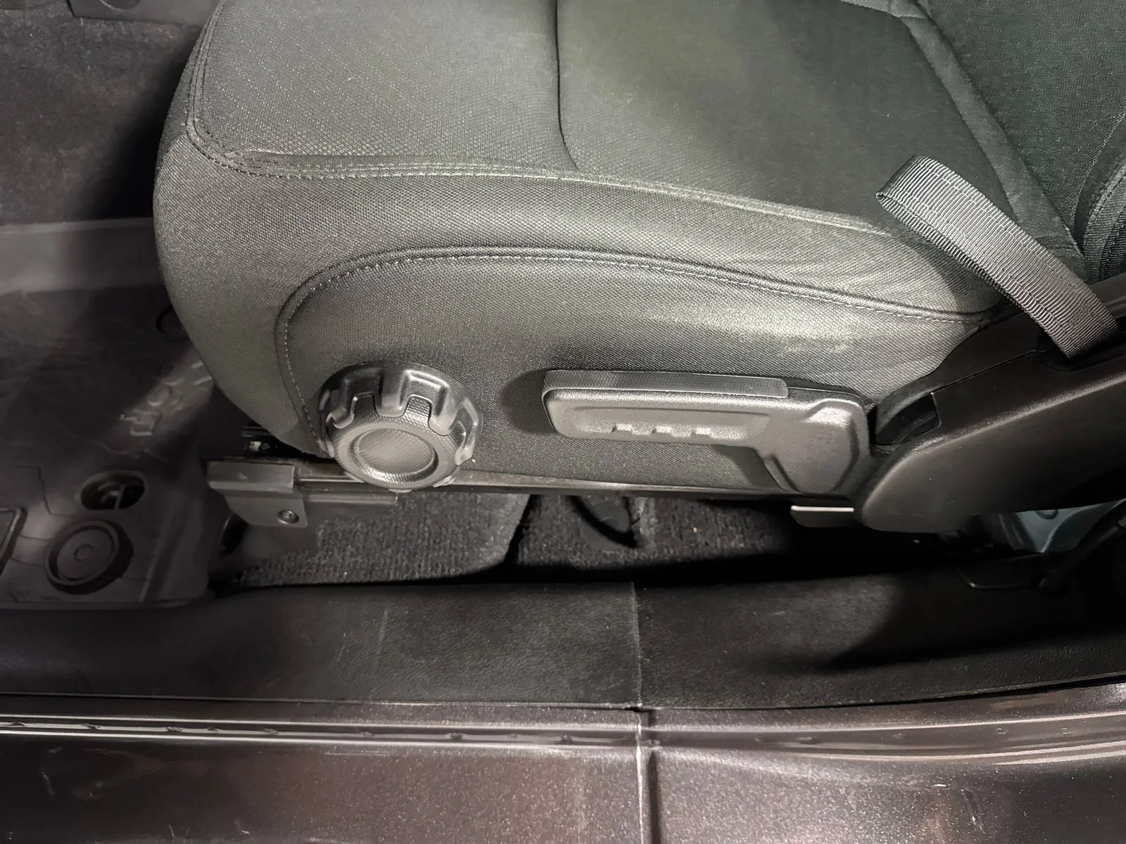 Used 2022 Crystal Metallic Jeep Sport S image 15