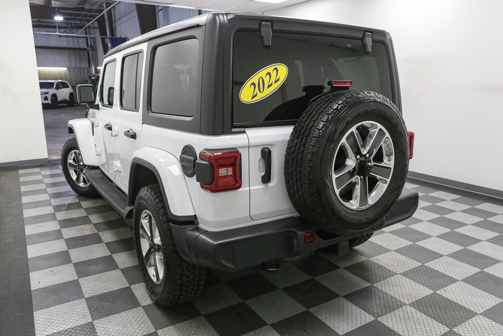 Used 2022 Bright White Clearcoat Jeep Unlimited Sahara image 11