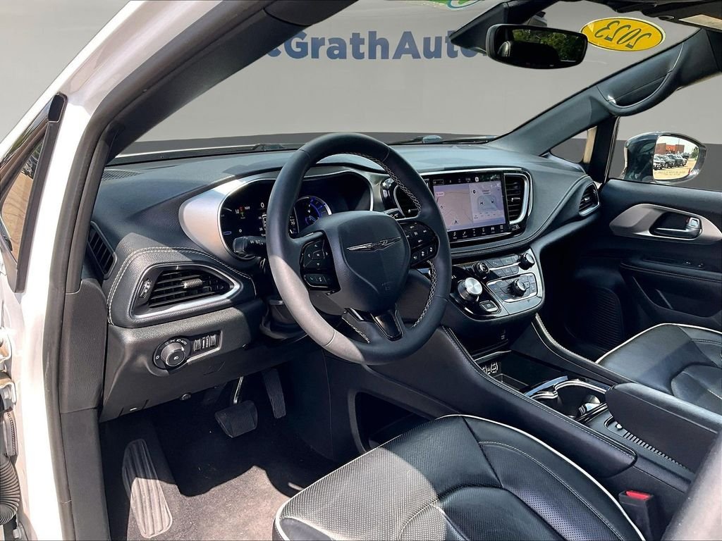 Used 2023 White Chrysler Limited image 20
