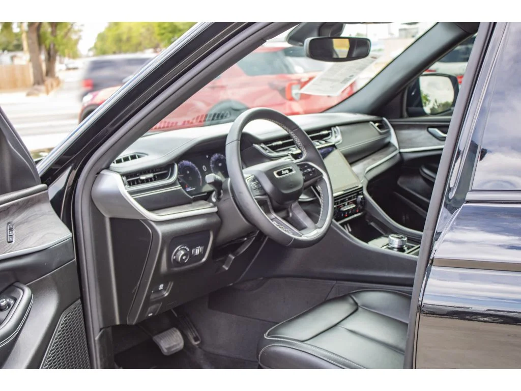 Used 2024 Diamond Black Crystal Pearlcoat Jeep Limited image 29