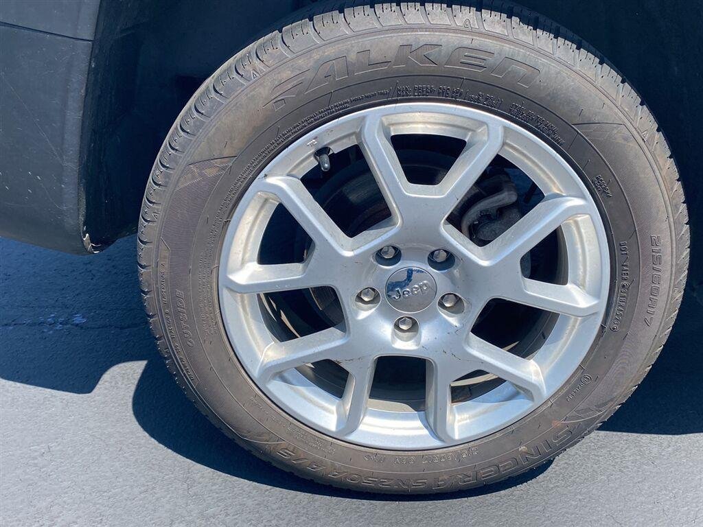 Used 2021 Glacier Metallic Clearcoat Jeep Latitude image 12