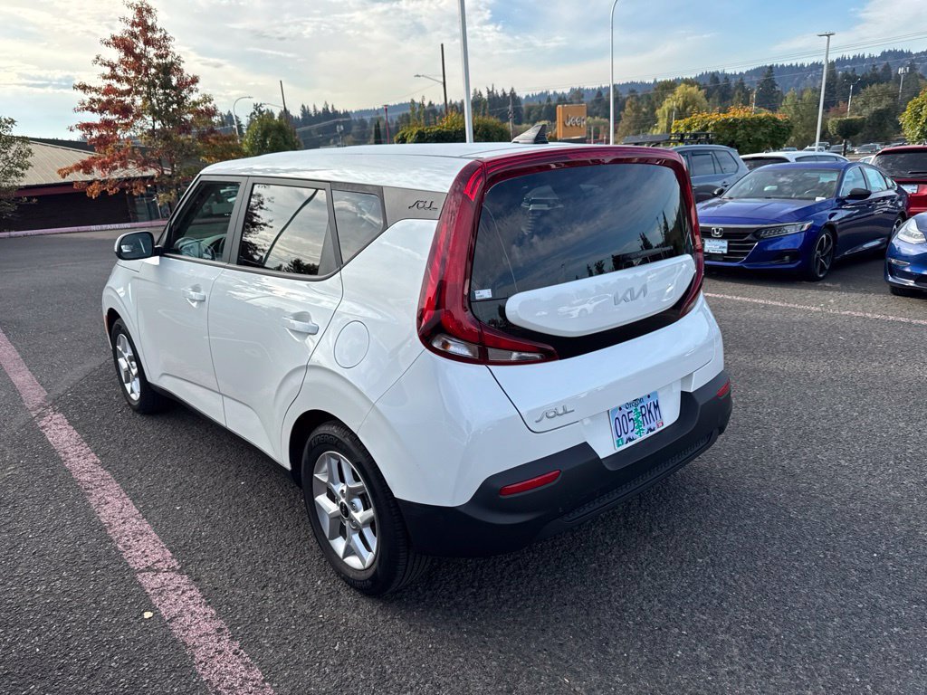 Used 2022 Snow White Pearl Kia LX image 7
