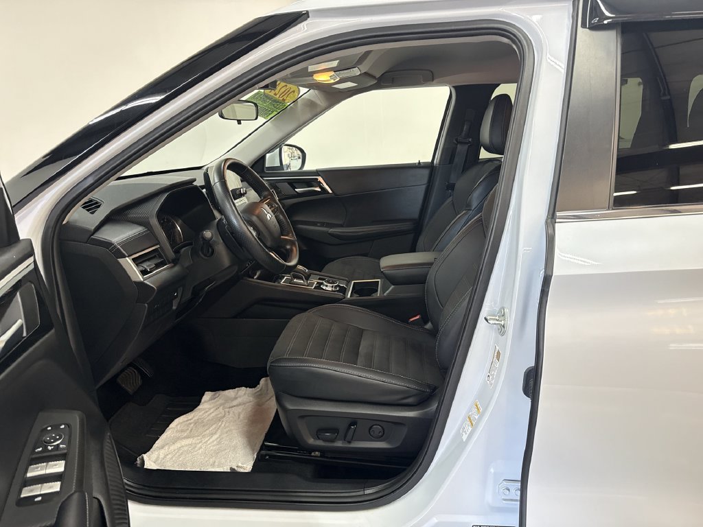 Used 2024 White Mitsubishi SE image 12