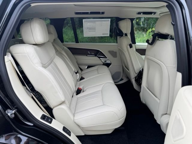 New 2027 Santorini Black Land Rover SE image 17