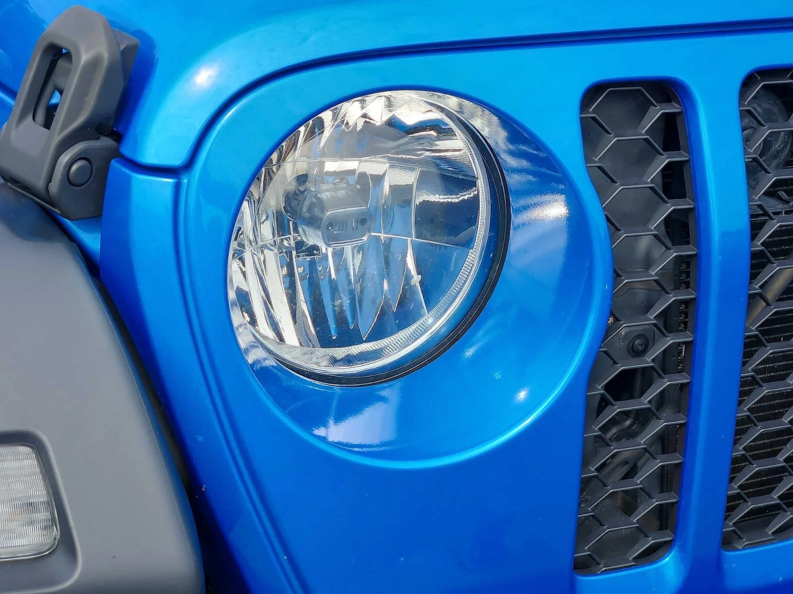 Used 2024 Hydro Blue Pearlcoat Jeep Sport S image 17