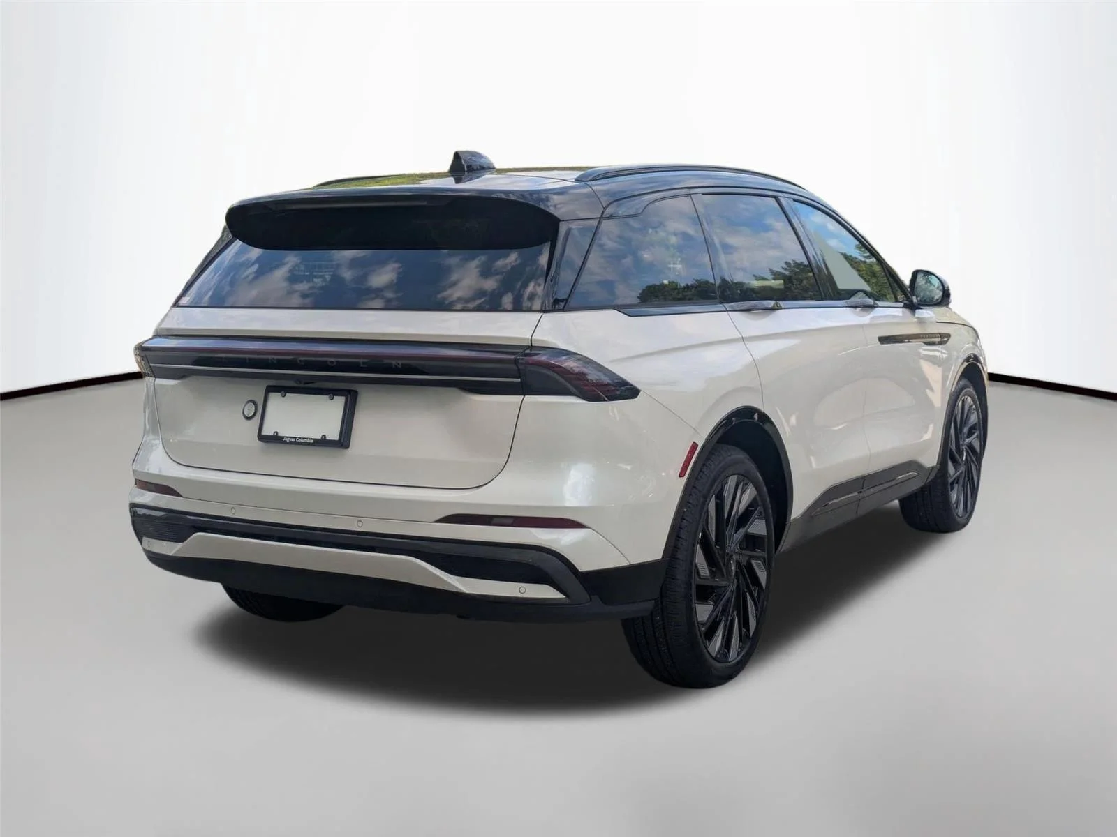 Used 2025 White Platinum Metallic Tri-Coat Lincoln Reserve image 5