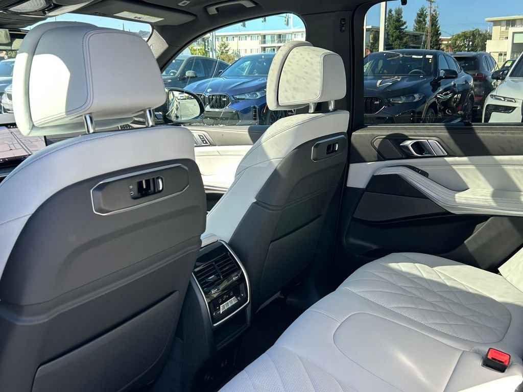 New 2026 Dravit Grey Metallic BMW xDrive50e image 31
