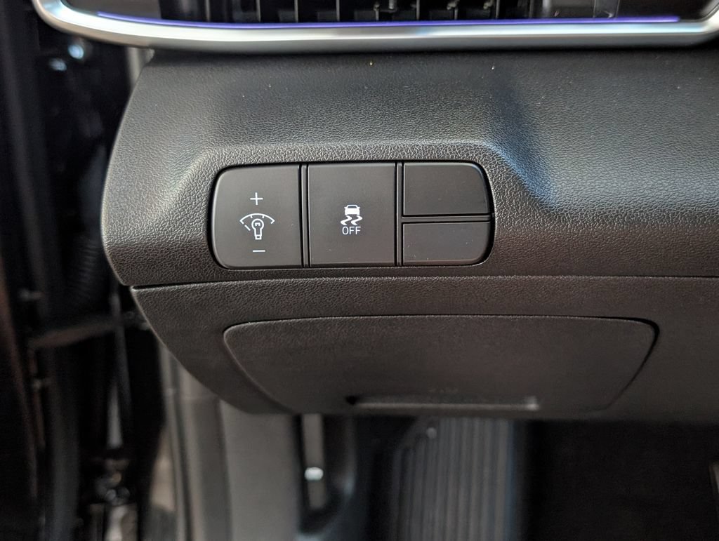 Used 2025 Black Hyundai SEL Convenience image 14