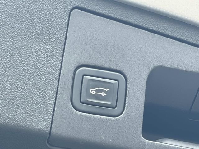 Used 2021 Silver Cadillac Luxury image 9