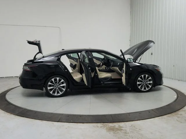 Used 2022 Black Nissan Platinum image 17