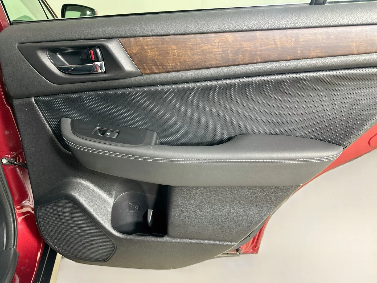 Used 2016 Red Subaru  image 41