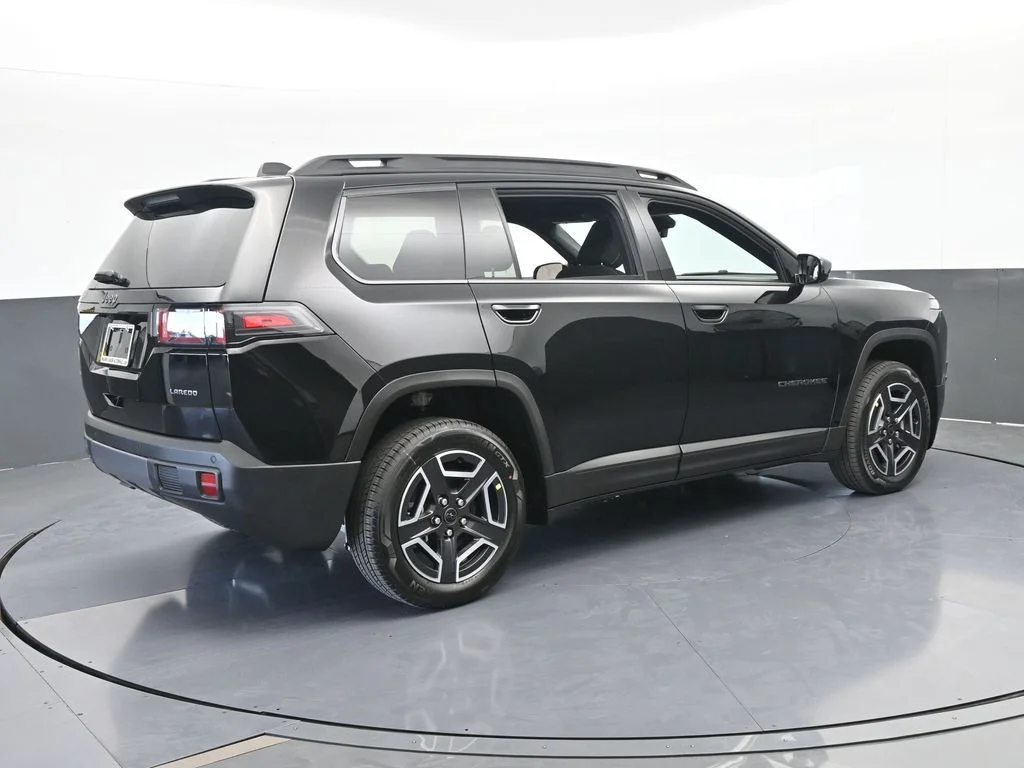 New 2026 Diamond Black Crystal Pearl-Coat Exterior Paint Jeep Laredo image 6