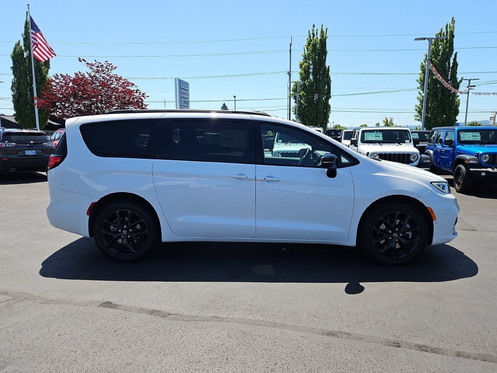 2026 Chrysler Pacifica Select - Photo 7
