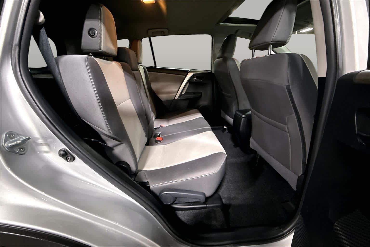 Used 2015 Classic Silver Metallic Toyota XLE image 20