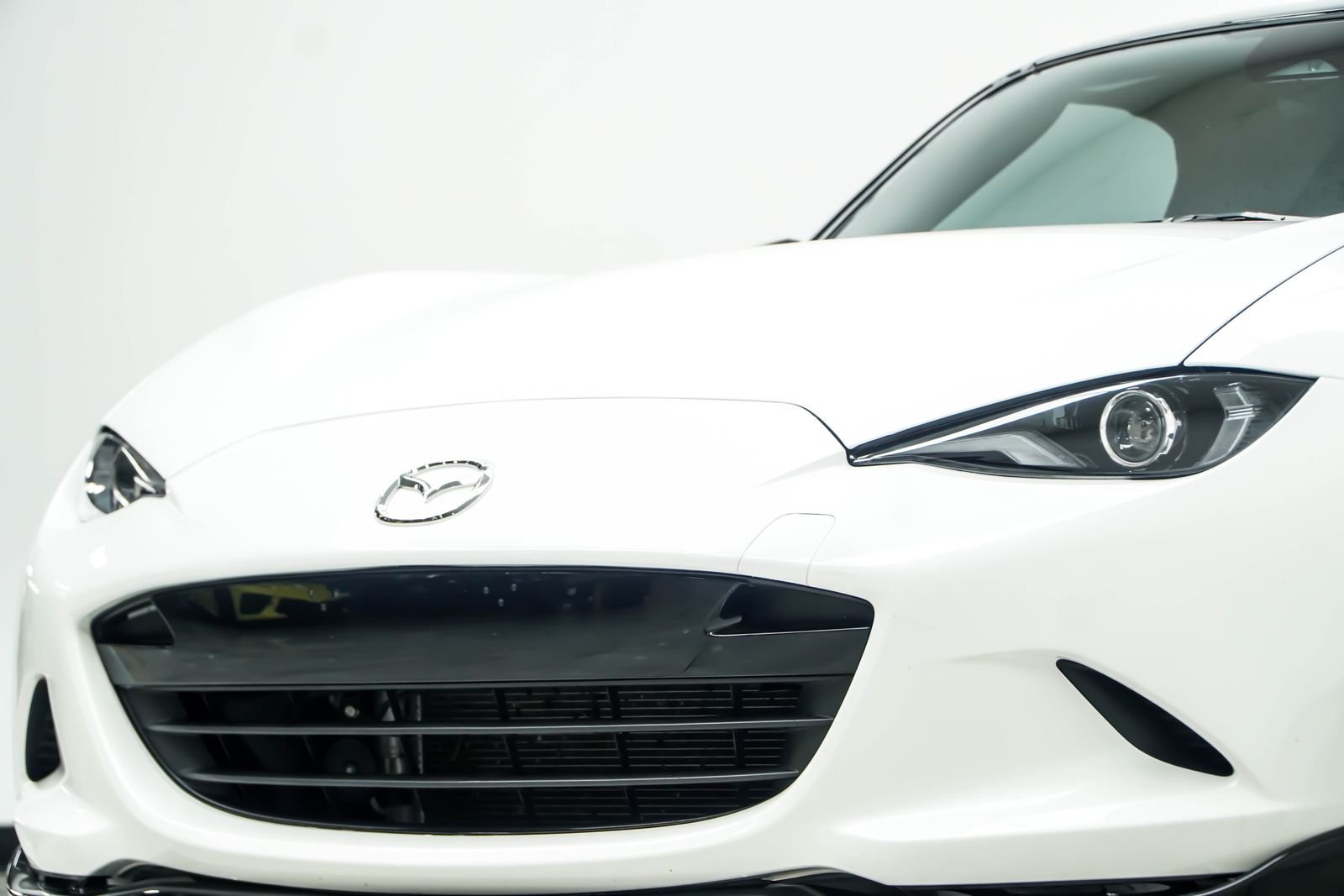 Used 2025 White Mazda Club image 7