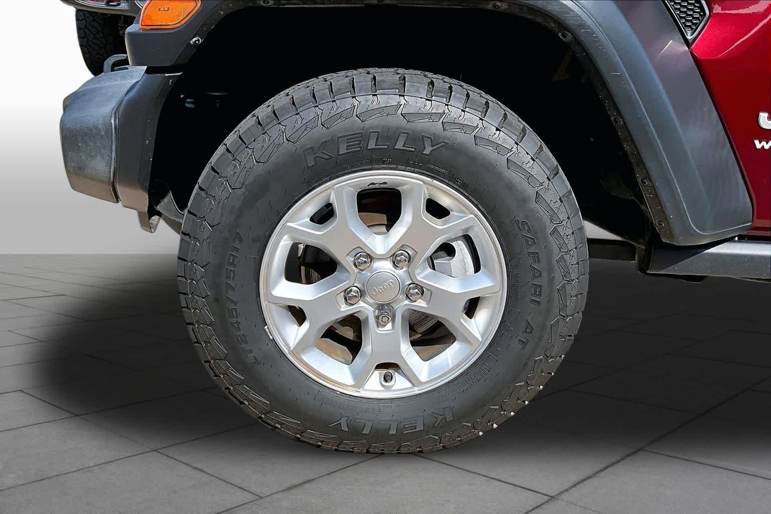 Used 2021 Snazzberry Pearlcoat Jeep Unlimited Islander image 9