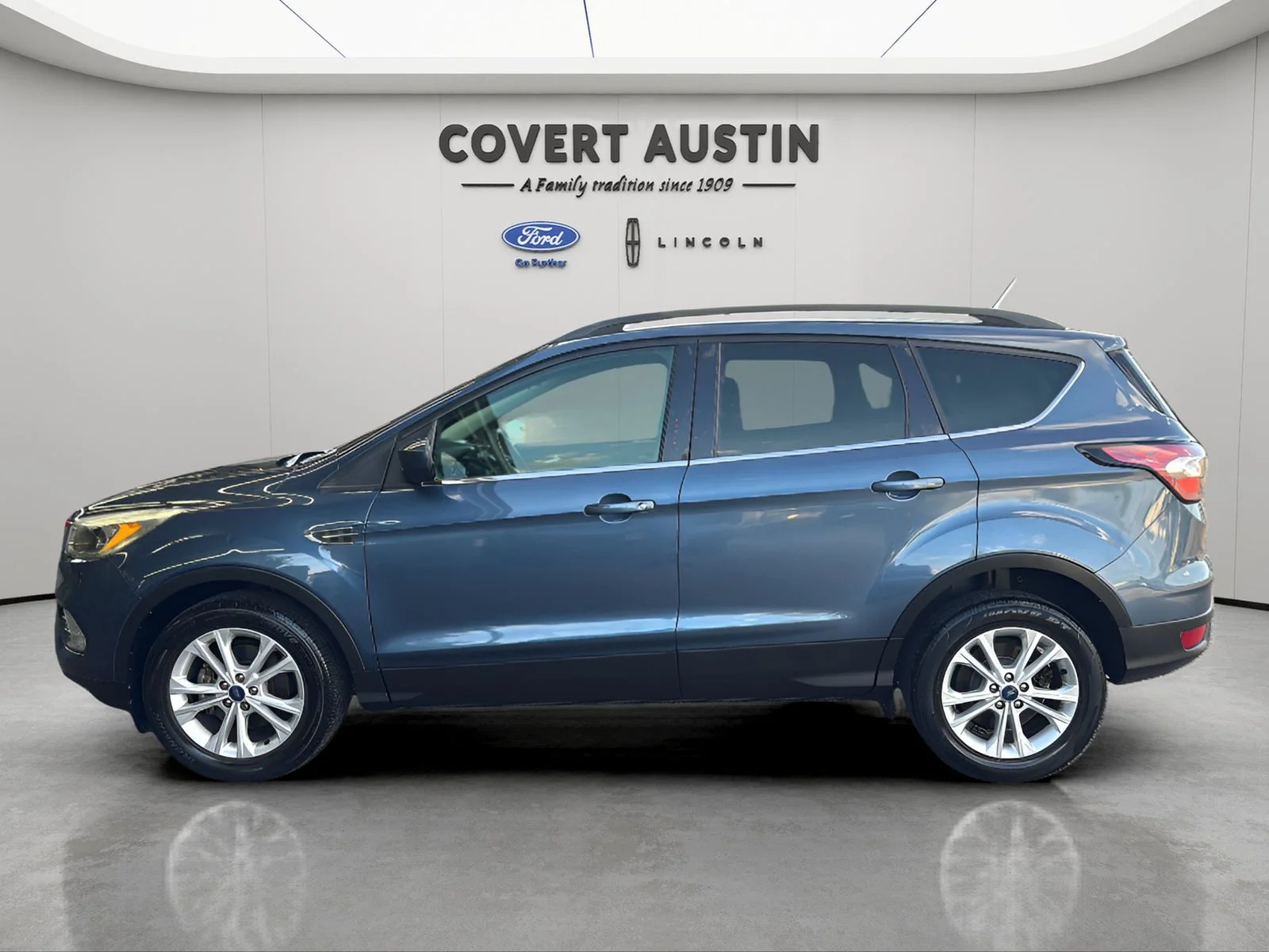 Used 2018 Blue Ford SE image 2