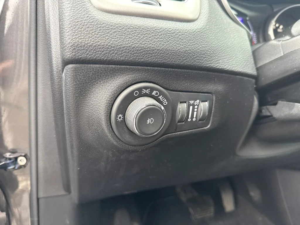 Used 2020 Gray Jeep Latitude image 11