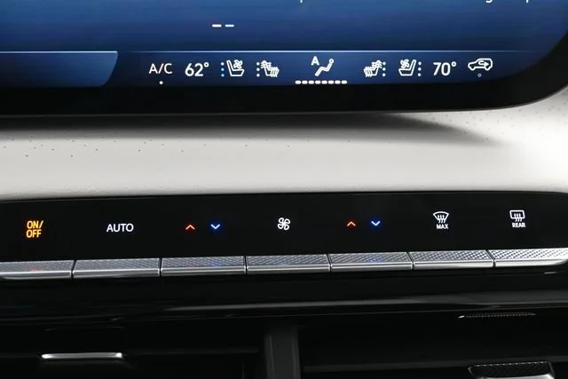 Used 2025 White Frost Tricoat Buick Avenir image 18