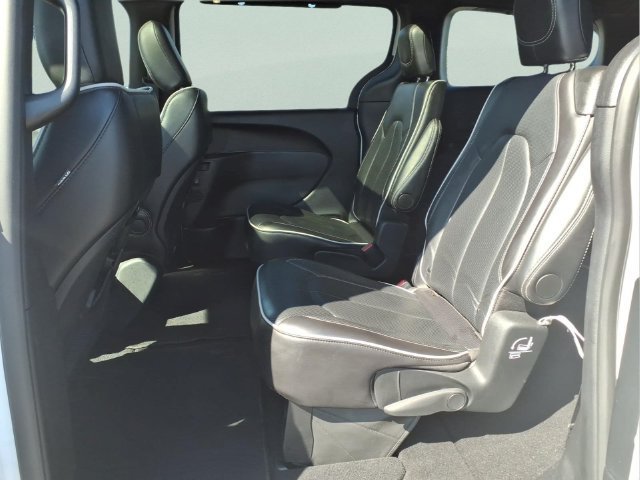 Used 2025  Chrysler Limited image 17