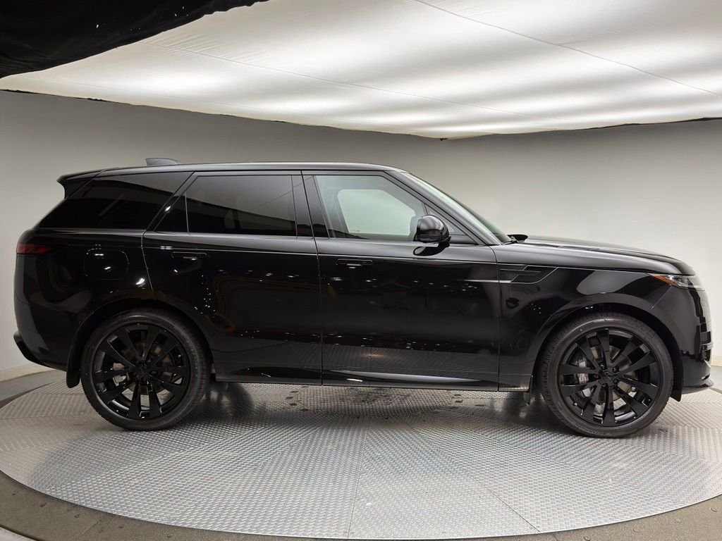 New 2026 Obsidian Black in Gloss Finish Land Rover Dynamic SE image 4