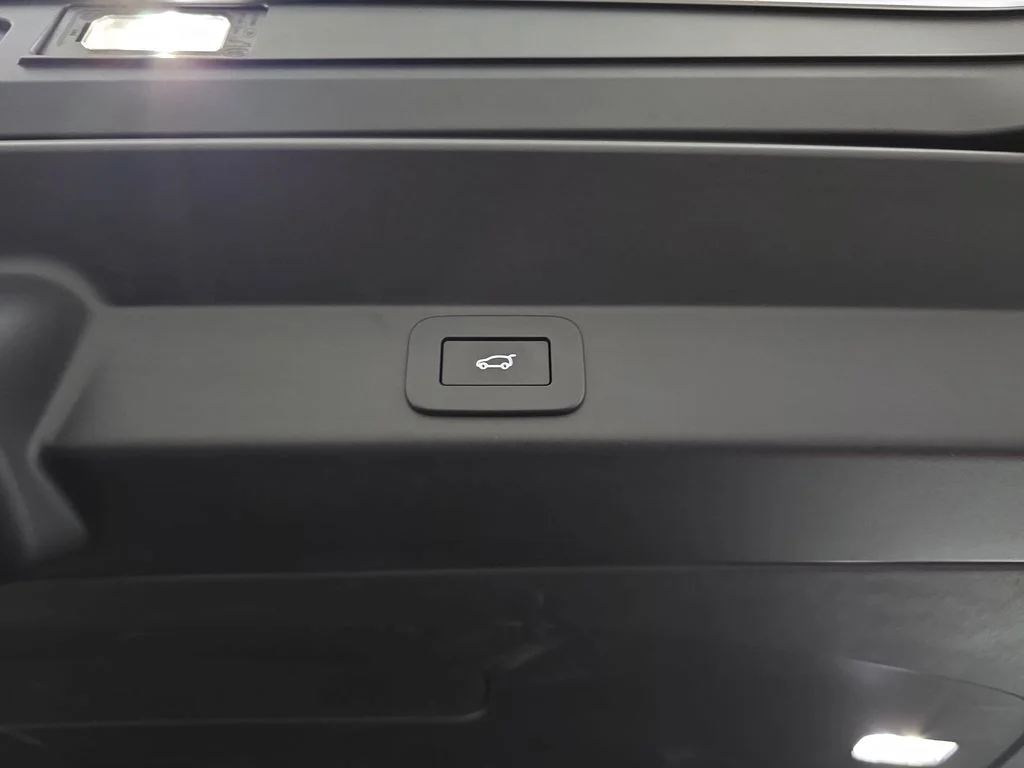 Used 2024  Land Rover SE image 16