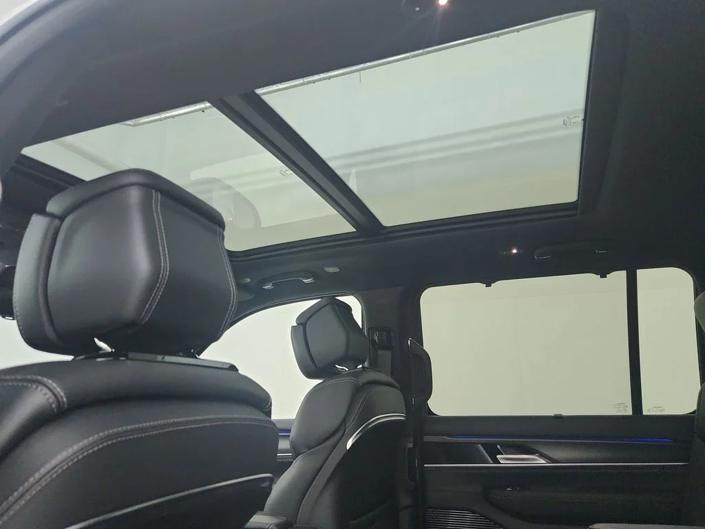 New 2026 Bright White Clear-Coat Exterior Paint Jeep Summit Obsidian image 29