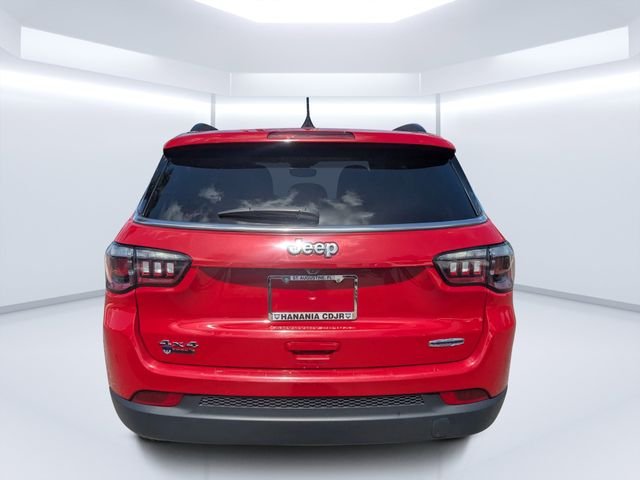 Used 2024  Jeep Latitude image 4