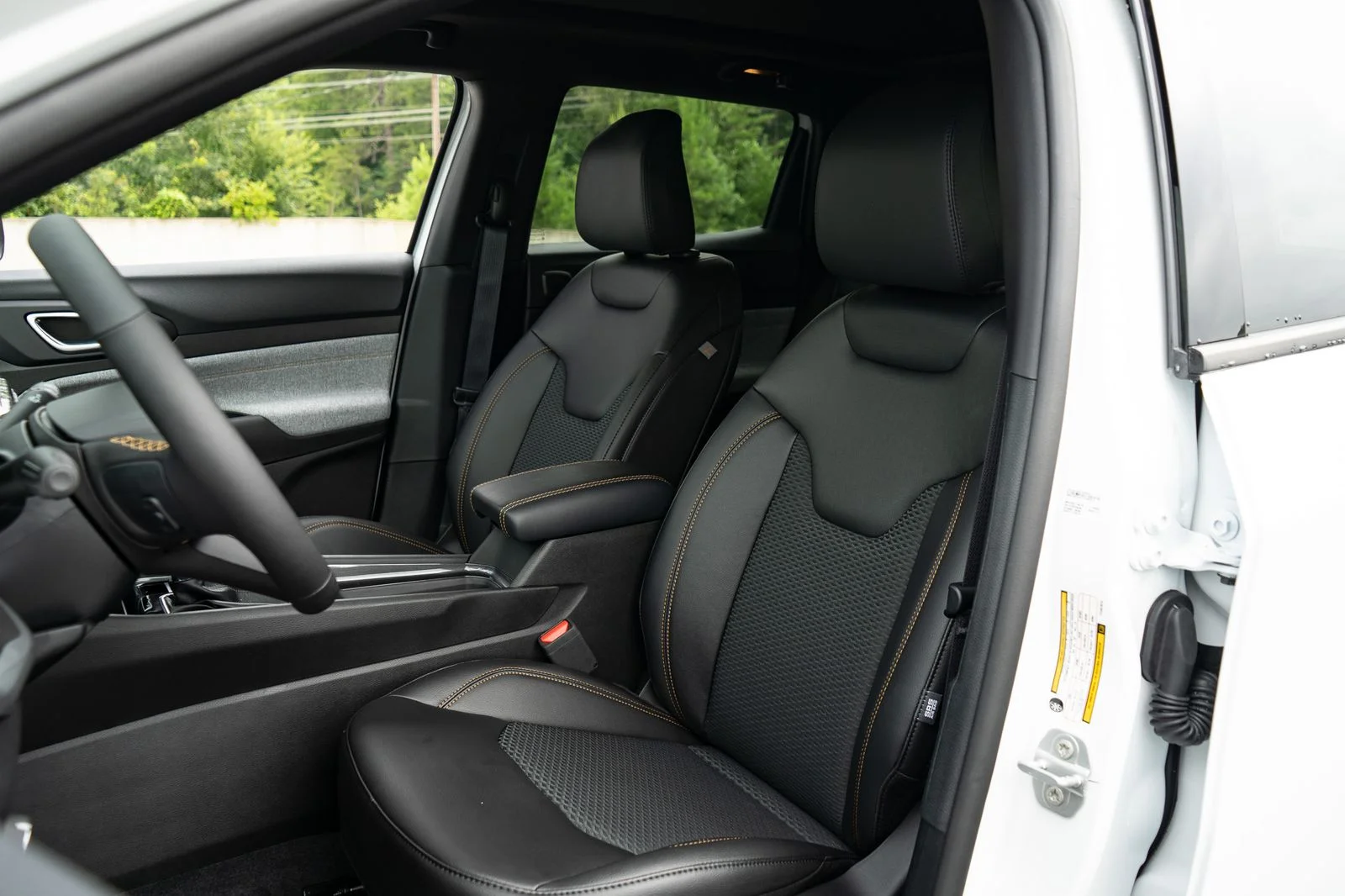 New 2026 Bright White Clear-Coat Exterior Paint Jeep  image 15