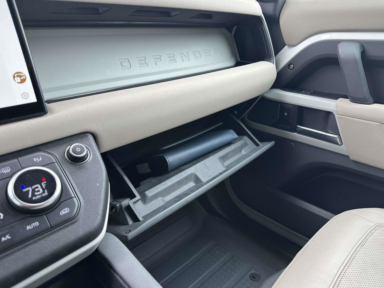 Used 2022  Land Rover SE image 21