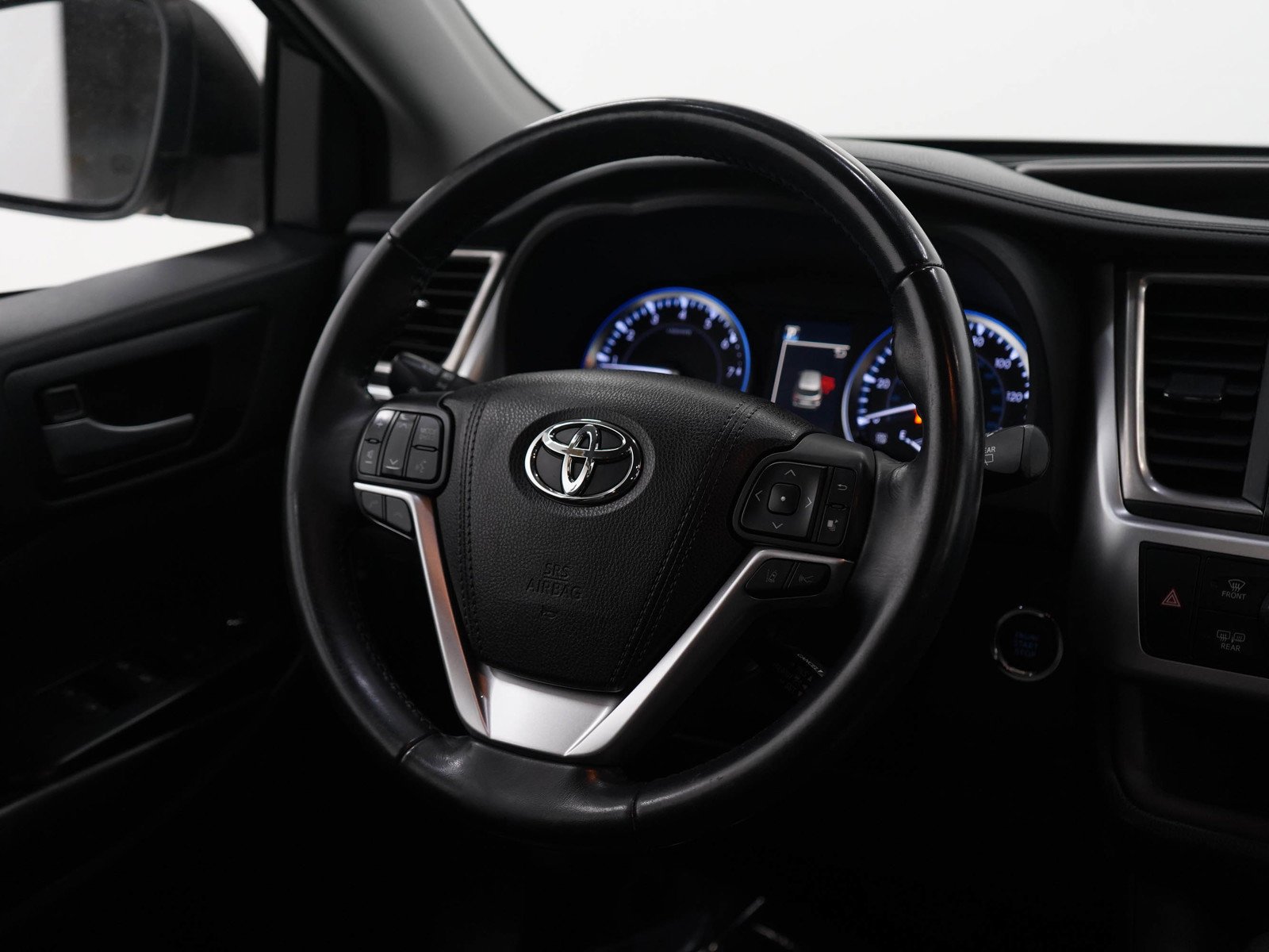 Used 2018 Blizzard Pearl Toyota Xle image 16