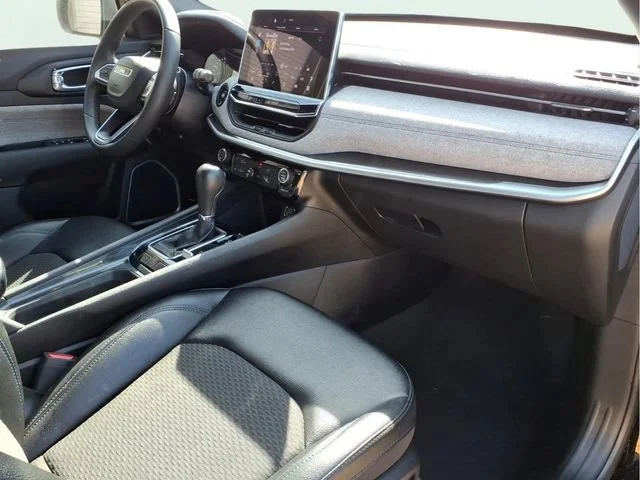 Used 2024  Jeep Latitude image 23