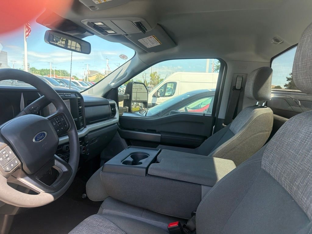 Used 2023 Silver Ford XLT image 9