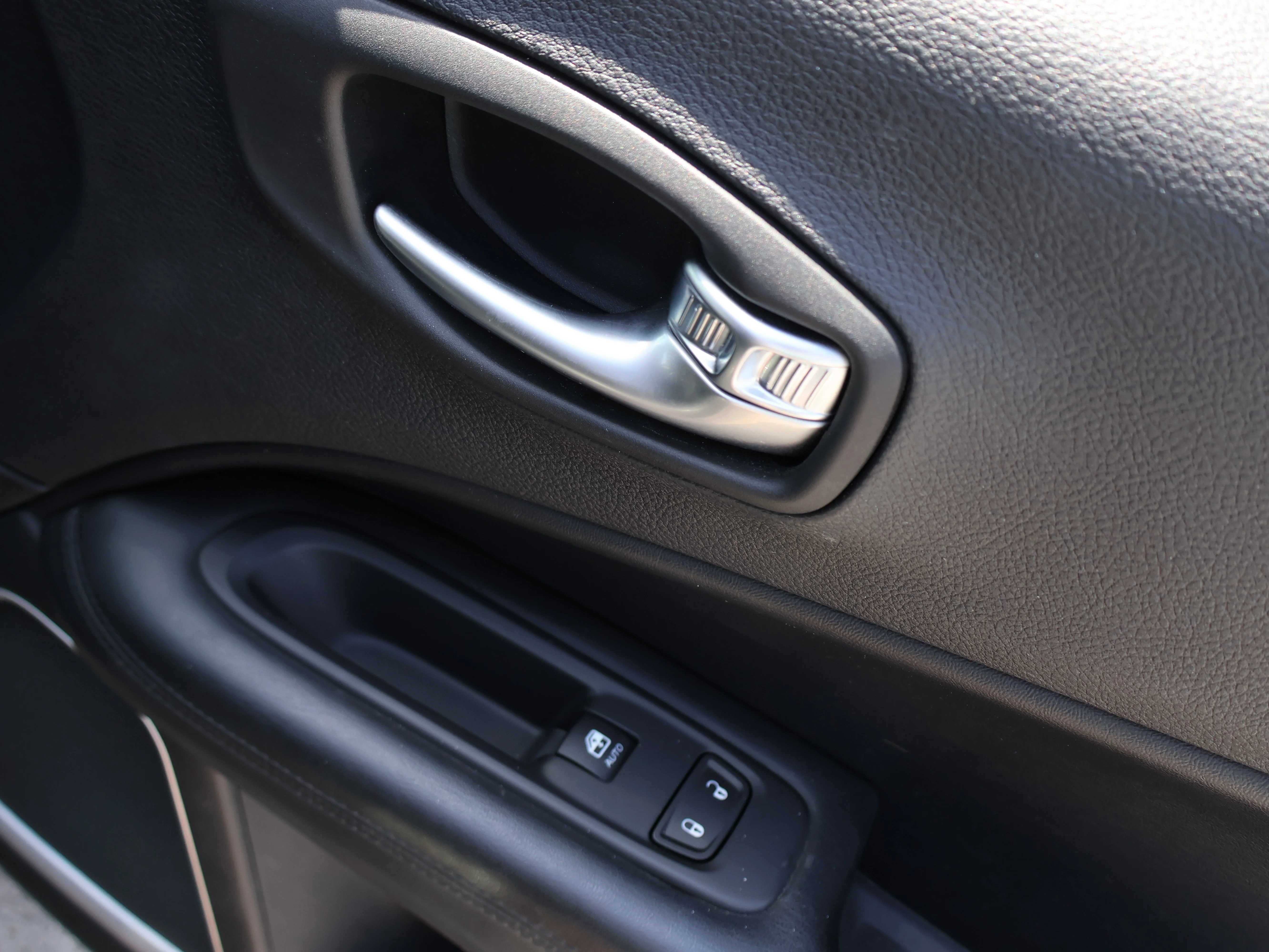 Used 2018 Granite Crystal Metallic Clearcoat Jeep Altitude image 11