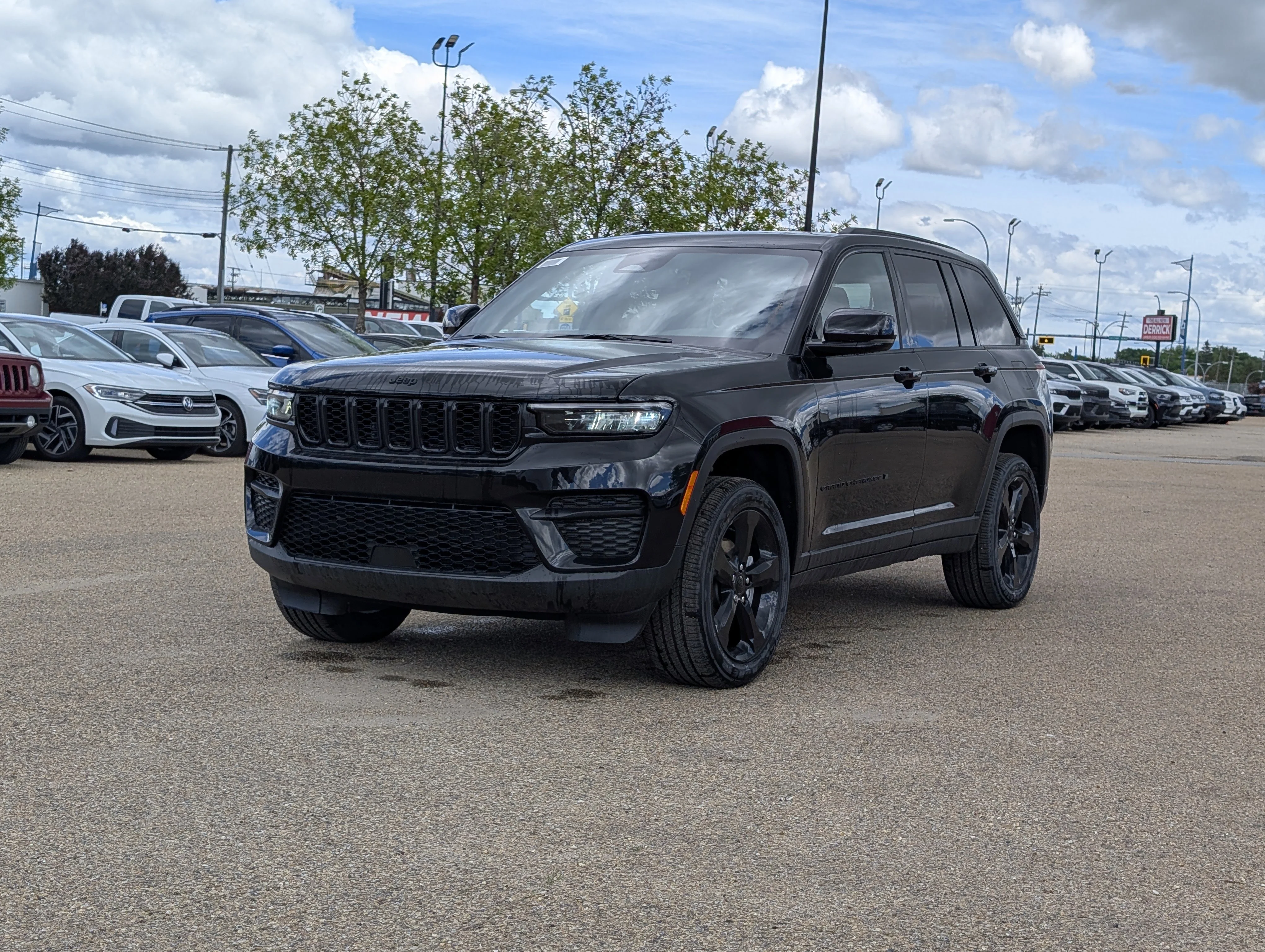 New 2025 Diamond Black Crystal Pearl Jeep Altitude image 2