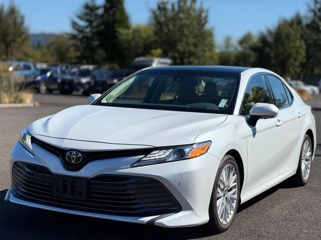 Used 2018 Beige Toyota XLE image 1