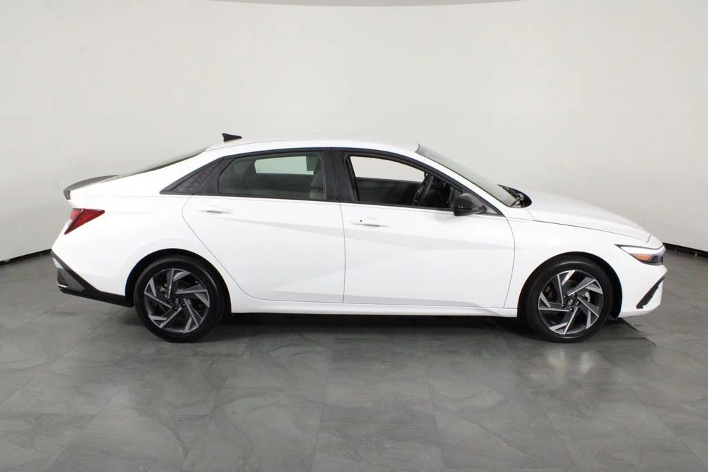 Used 2025 White Hyundai SEL Sport image 12