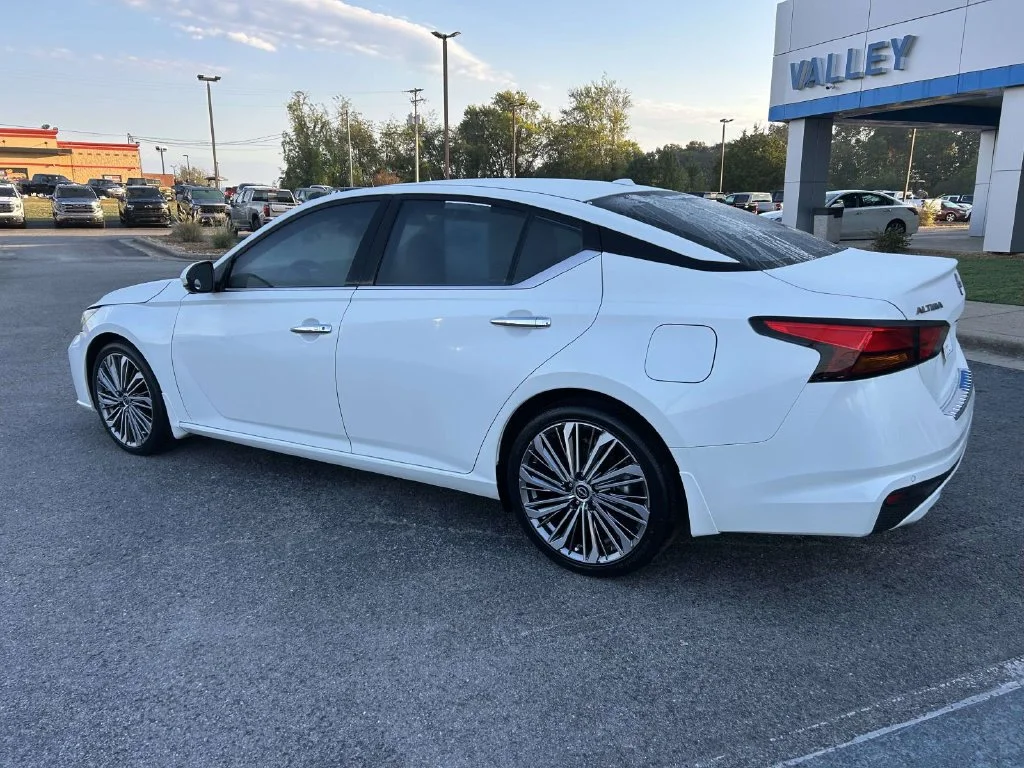 Used 2023 White Nissan 2.5 SL image 6