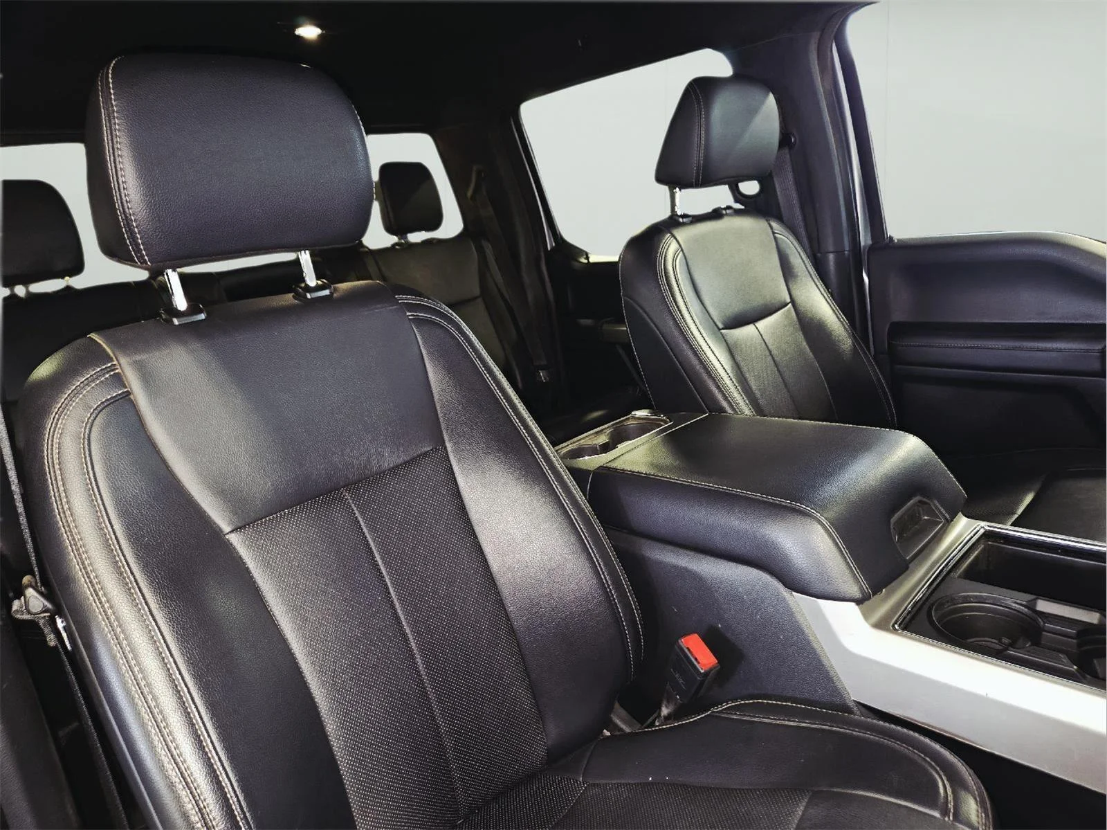 Used 2022 Iconic Silver/Carbonized Gray Ford Lariat image 58