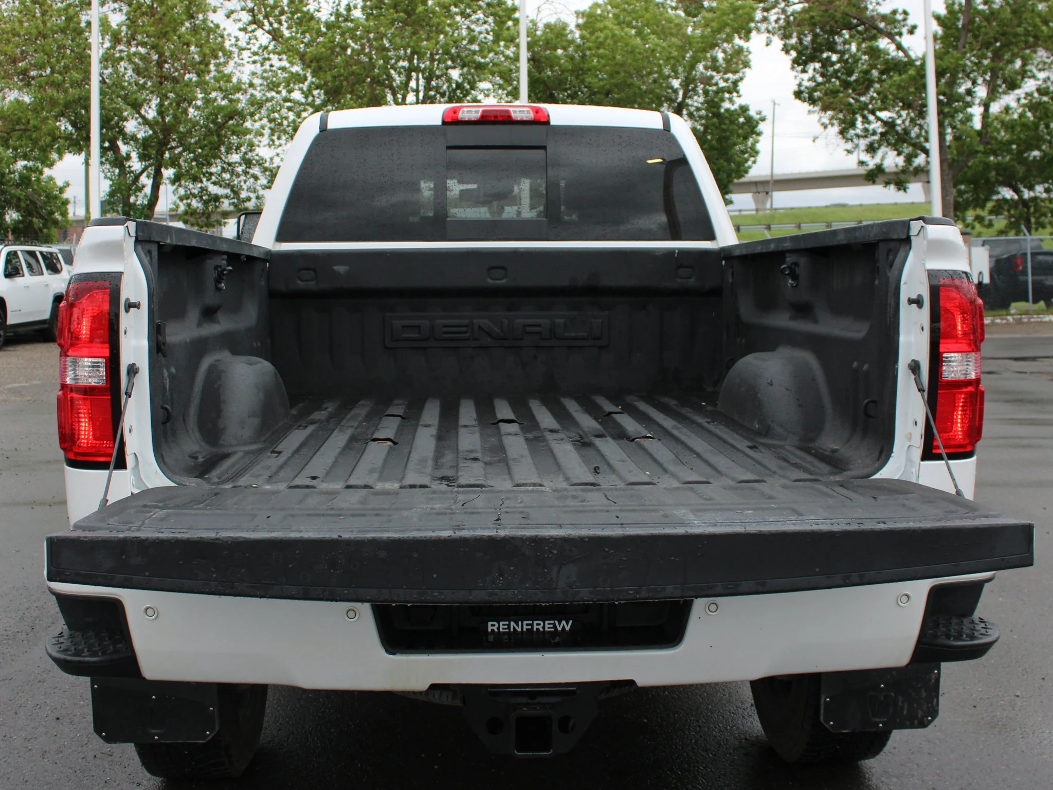 Used 2019 White GMC Denali * Diesel | 5th Wheel/Gooseneck Prep | Heated/Vented Leather | Sunroof | Remote Start image 15